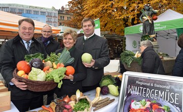 Ernhrungsminister Helmut Brunner (l.) hat auf dem Mnchner Viktualienmarkt zusammen mit Landesbuerin Anneliese Gller, BBV-Bezirksprsidenten Anton Kreitmair (r.) und Mnchens Kommunalreferenten Axel Markwardt die Wintergemsesaison 2015 offiziell gestartet.