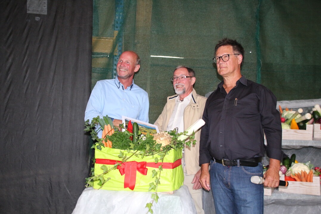 Uli Natterer (links) verabschiedet Dieter Weiler (Mitte) und begrüßt Martin Herrmann (rechts).