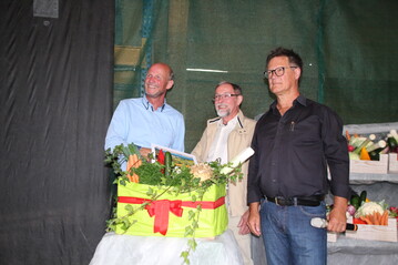 Uli Natterer (links) verabschiedet Dieter Weiler (Mitte) und begrt Martin Herrmann (rechts).
