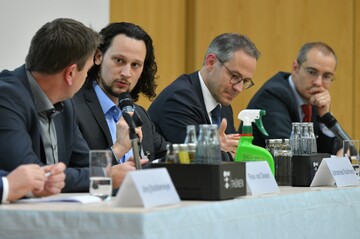 Der Handel mit illegalen Pflanzenschutzmitteln ist ein globales Problem - darin waren sich in der Diskussion die Experten einig (von links: Rien van Diesen, Europol; Moderator Johannes Kaufmann; Dr. Hans-Joachim Henn, Bayer AG; Gonzalo Granado Lois, Europische Kommission).