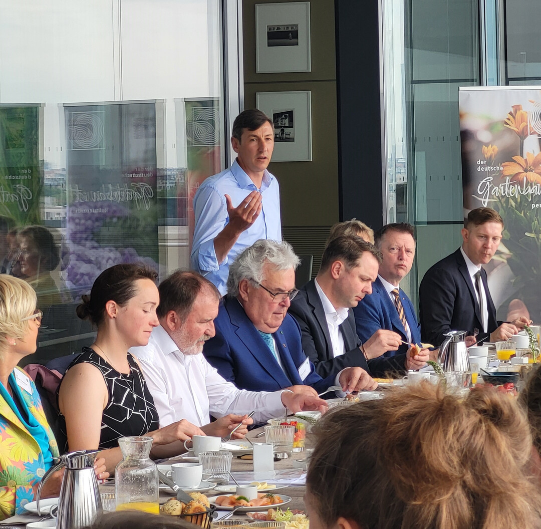 Beim parlamentarischen Frhstck saen Mitglieder des Zentralverbands Gartenbau und des Deutschen Bundestag zusammen, um ber aktuelle politische Themen des Gartenbaus zu diskutieren.