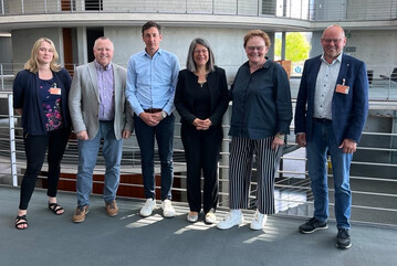 In Berlin zum Austausch ber die Energiegesetzgebung: Laura Lafuente (Bundesfachgruppe Gemsebau), Dr. Hans Joachim Brinkjans (Zentralverband Gartenbau e.V.), Peter Hfler (Landesverband Bayerischer Feldgemsebauer e.V.), Nina Scheer (SPD-Bundestagsfraktion), Sylvia Lehmann (SPD-Fraktion) und Thomas Albers (Wirtschaftsverband Gartenbau Norddeutschland e.V.) (v.l.).