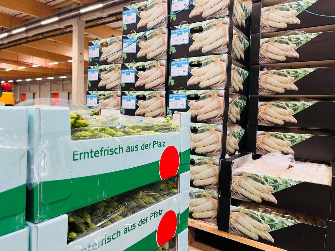 Fr Wei- und Grnspargel hat Pfalzmarkt ber die Saison jeweils drei Klassen und insgesamt 23 unterschiedliche Kalibrierungen im Angebot. 