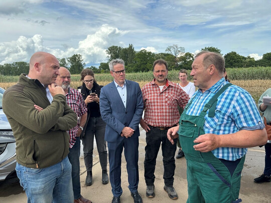 Minister Ingmar Jung (links) beim Austausch zu Hochwasserschden im Hessischen Ried.