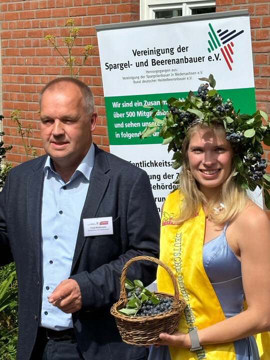 Fred Eickhorst (Vereinigung der Spargel- und Beerenanbauer) mit der amtierenden Heidelbeerkönigin Tessa die Erste.
