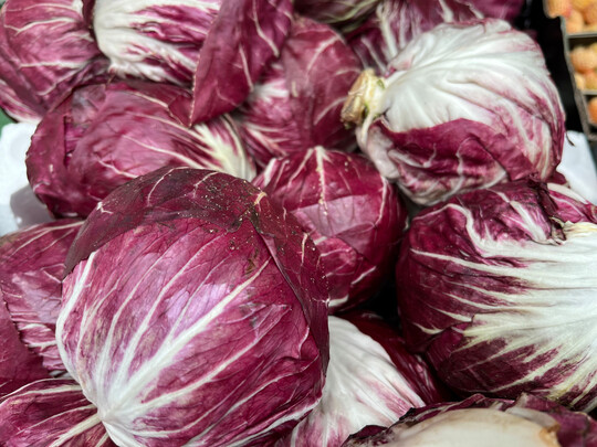Radicchio gehrt aufgrund seines bitteren Geschmacks mehr zu den spezielleren Salatkulturen.
