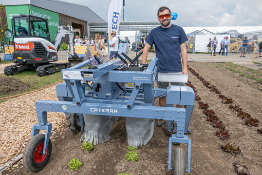 Aurel Neff von Caterra entwickelt einen Laser-Hackroboter für Schweizer Verhältnisse.