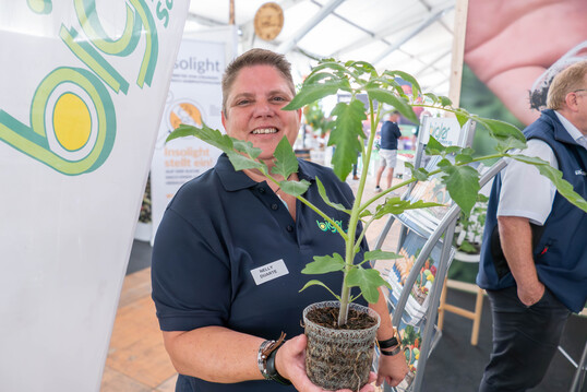 Nelly Duarte von Bigler Samen AG mit dem biologisch abbaubaren Anzuchttopf „Growcoon“.