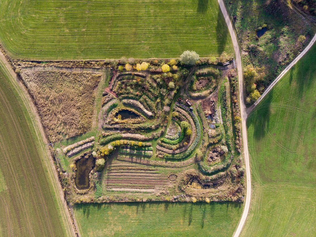 Permakultur ist eine nachhaltige Form der Landwirtschaft. Mit dem Wechselspiel aus Hgelbeeten, Teichen und Gehlzen bietet sie in diesem Beispiel neben Lebensmitteln auch viele kosystemdienstleistungen und Lebensraum fr Tiere und Pflanzen.