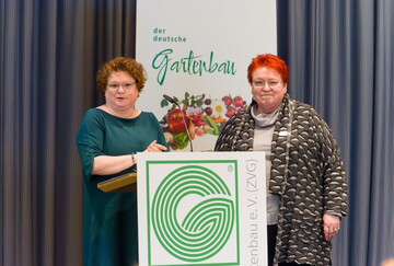 Berichteten beim erweiterten ZVG-Prsidium im Vorfeld der Grnen Woche 2024 ber die aktuellen Rechtsthemen fr den Gartenbau: Annette Weienborn (l.) und Romana Hoffmann.