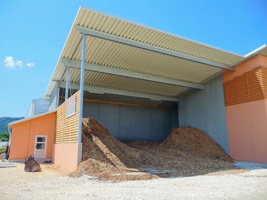 Auch in Gew�chsh�usern k�nnen regenerative Energietr�ger zum Einsatz kommen, zum Beispiel Holzhackschnitzel.