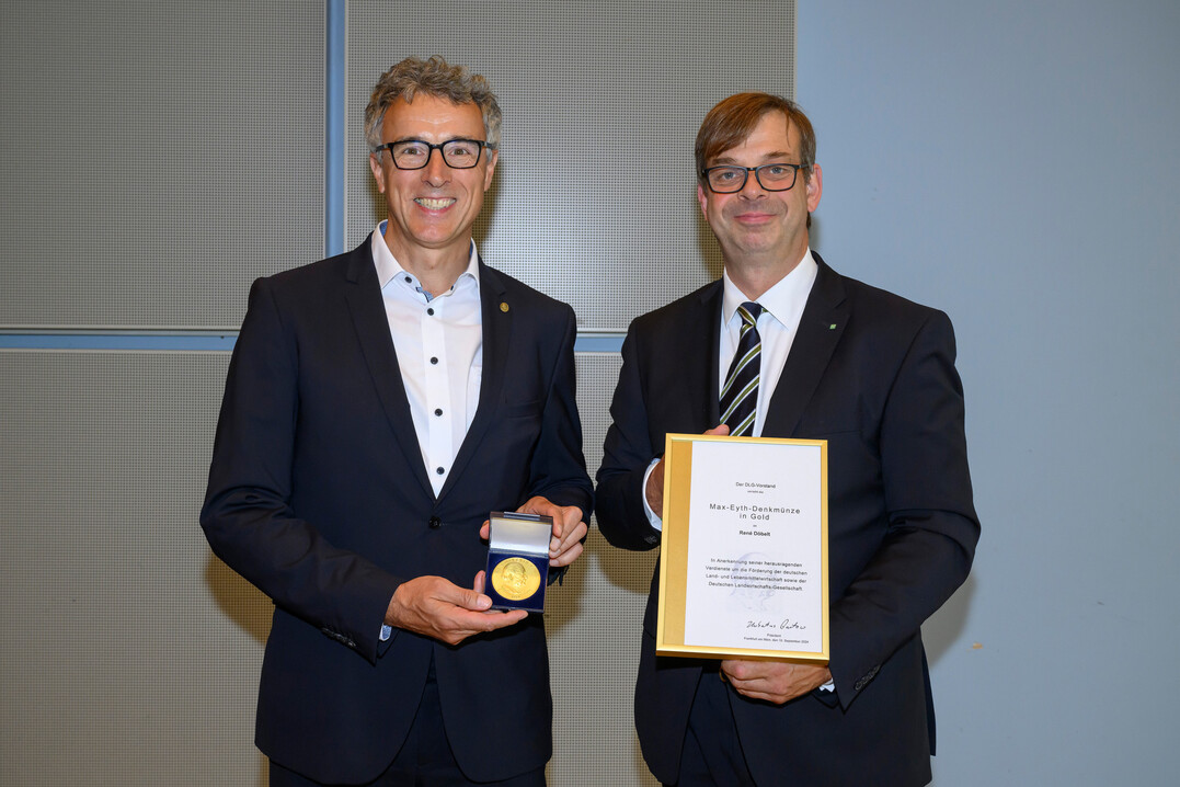 Ren Dbelt (links) wurde vom DLG-Vorstand mit der Max-Eyth-Denkmnze in Gold geehrt. DLG-Prsident Hubertus Paetow bergab Medaille und Urkunde.