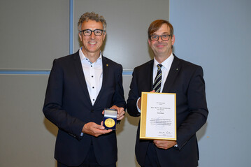 Ren Dbelt (links) wurde vom DLG-Vorstand mit der Max-Eyth-Denkmnze in Gold geehrt. DLG-Prsident Hubertus Paetow bergab Medaille und Urkunde.