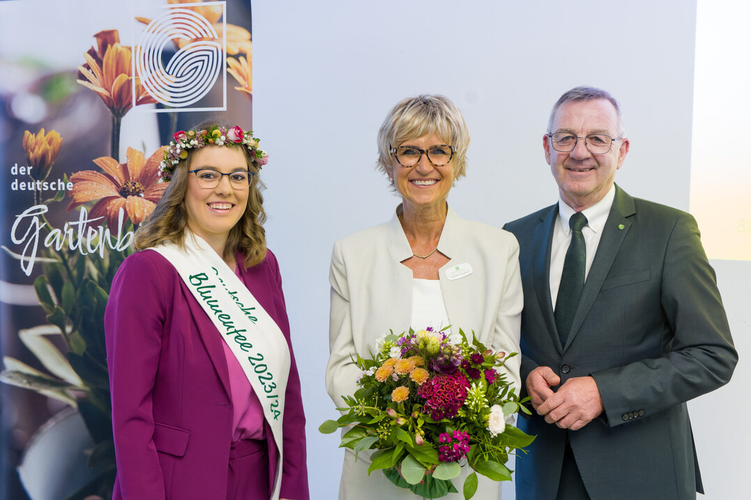 Die neue ZVG-Prsidentin Eva Khler-Theuerkauf (Mitte) mit ihrem Vorgnger Jrgen Mertz und der Deutschen Blumenfee 2023/24 Kathrin Khler.