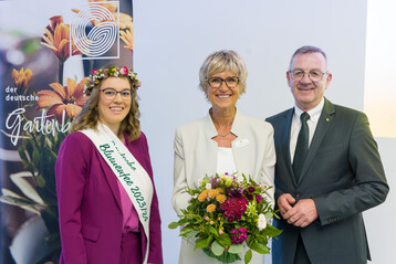 Die neue ZVG-Prsidentin Eva Khler-Theuerkauf (Mitte) mit ihrem Vorgnger Jrgen Mertz und der Deutschen Blumenfee 2023/24 Kathrin Khler.