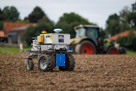 Mithilfe einer semantischen Karte der Umgebung konnte sich ein Roboter des Deutschen Forschungszentrums für Künstliche Intelligen (DFKI) auf einem Hof in Belm zurechtfinden. Künftig könnten auch einzelne Spots auf einem Feld angesteuert werden.