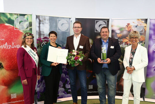 Das Konzept „baumerbe – ein Grab am Zukunftsbaum“ erhielt einen Preis. Bei der Preisübergabe (v. l.): Die Deutsche Blumenfee 2023/24 Kathrin Köhler, Staatssekretärin Silvia Bender vom Bundeslandwirtschaftsministerium, Uwe Stapelmann und André Burmester (beide von der Treuhandstelle für Dauergrabpflege Niedersachsen/Sachsen-Anhalt GmbH) und die ZVG-Präsidentin Eva Kähler-Theuerkauf.