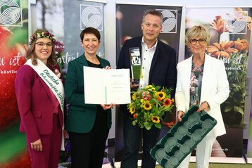 Der Innovationspreis fr die Entwicklung und Einfhrung der EPT Trays ging an die Euro Plant Tray eG (v. l.): Die Deutsche Blumenfee 2023/24 Kathrin Khler, Staatssekretrin Silvia Bender vom Bundeslandwirtschaftsministerium, Rupert Fey von der Euro Plant Tray eG und die ZVG-Prsidentin Eva Khler-Theuerkauf.
