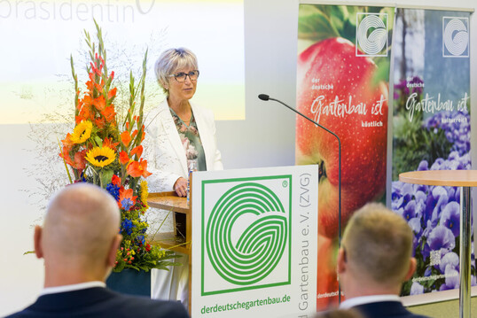 Die neue Prsidentin des Zentralverbandes Gartenbau (ZVG) Eva Khler-Theuerkauf zeigte in ihrer Antrittsrede die Herausforderungen der Branche auf und erinnerte an die Leistungen des Gartenbaus.