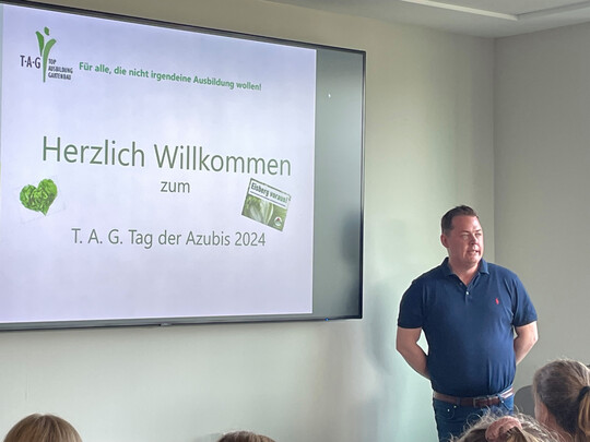 Betriebsinhaber Christian Mählmann präsentiert Azubis, wie frisches Gemüse im Freiland angebaut und produziert wird.