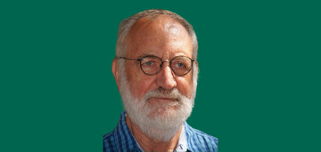 Karl Schockert setzt sich mit Folien im Gemsebau auseinander. 