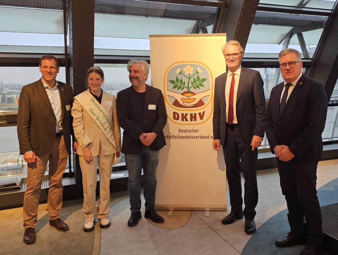 Auf der Kartoffelbrse (v. l.): Dr. Sebastean Schwarz (DKHV-Geschftsfhrer), Paula I (Heidekartoffelknigin), Andreas Rieckhof (Staatsrat der Behrde fr Wirtschaft und Innovation der Freien und Hansestadt Hamburg) und Thomas Herkenrath (DKHV-Prsident)