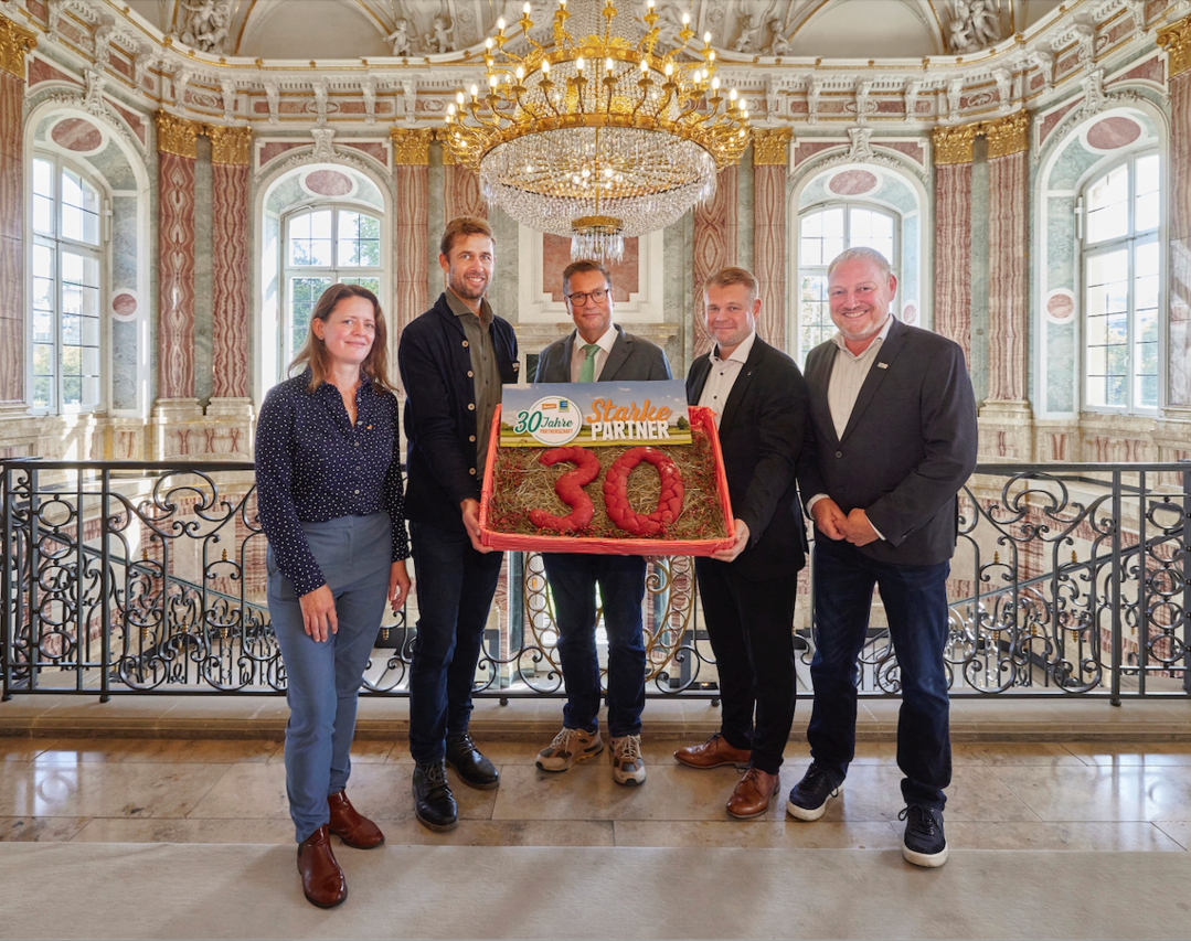 Beim Strategiedialog Landwirtschaft des Staatsministeriums Baden-Wrttemberg im Neuen Schloss in Stuttgart (v. l.): Anja Frey (Vorstndin Demeter Baden-Wrttemberg), Dr. Christoph Reiber (Demeter-Geschftsfhrer in Baden-Wrttemberg), Minister Peter Hauk MdL, Klaus Fickert (Vorstand Edeka Sdwest) und Rolf Holzapfel (Aufsichtsrat-Vorsitzender Demeter sowie Vorstand der Erzeugergemeinschaft Demeter Heumilch Bauern).