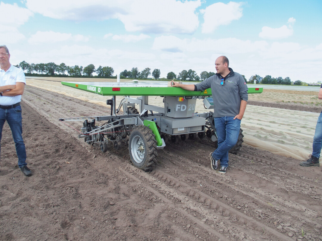 Der Farmdroid gilt mit 500 Maschinen weltweit im Einsatz aktuell als Marktfhrer unter den elektrischen Feldrobotern.