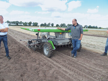 Der Farmdroid gilt mit 500 Maschinen weltweit im Einsatz aktuell als Marktfhrer unter den elektrischen Feldrobotern.