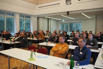 60 Landwirte trafen sich um ber knftige Optimierungen beim Spargelanbau zu diskutieren.