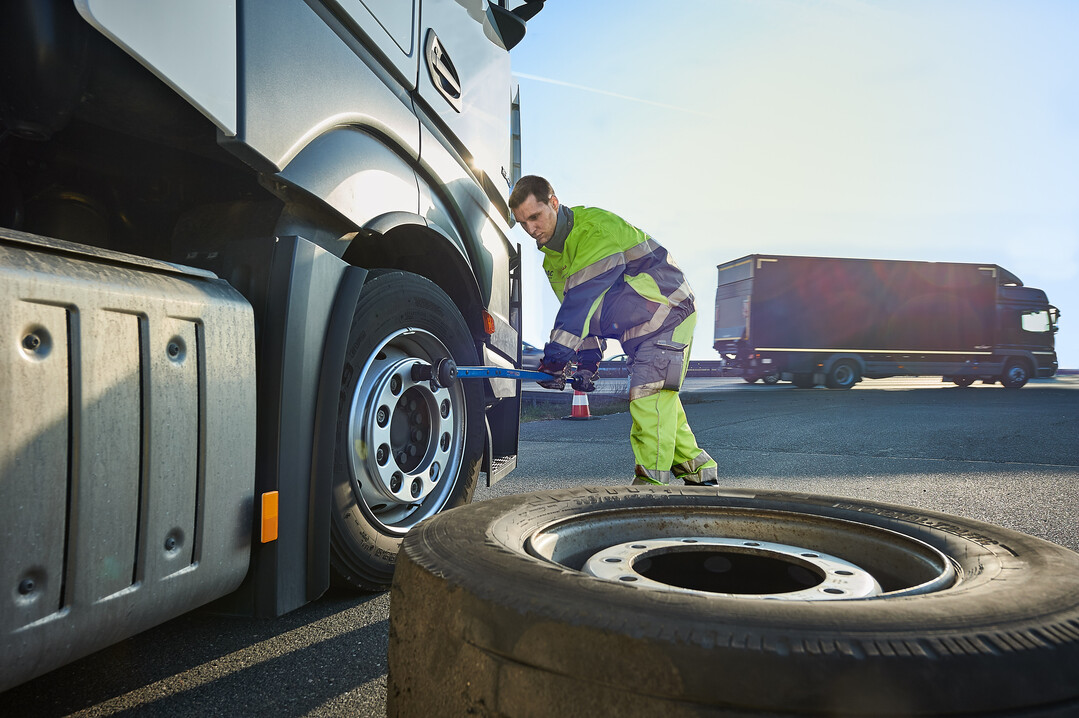 Die anhaltende Hitzewelle sorgt fr eine erhhte Unfallgefahr bei Lkws. Der ADAC Truckservice warnt deshalb vor Reifenschden. 