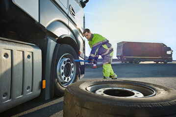 Die anhaltende Hitzewelle sorgt fr eine erhhte Unfallgefahr bei Lkws. Der ADAC Truckservice warnt deshalb vor Reifenschden. 