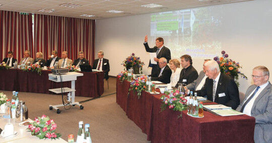 Vorstand und Aufsichtsrat der Gartenbau-Versicherung mit Ehrenmitgliedern bei
der Mitgliedervertreter-Versammlung in Wiesbaden; Aufsichtsratsvorsitzender Michael
Baumeister (stehend) betonte die Kompetenz der Mitglieder dieses Gremiums sowohl
als produzierende Grtner wie auch als Unternehmer. Sie htten zu beurteilen, was zu
versichern sei und was fr den Versicherer wichtig ist.