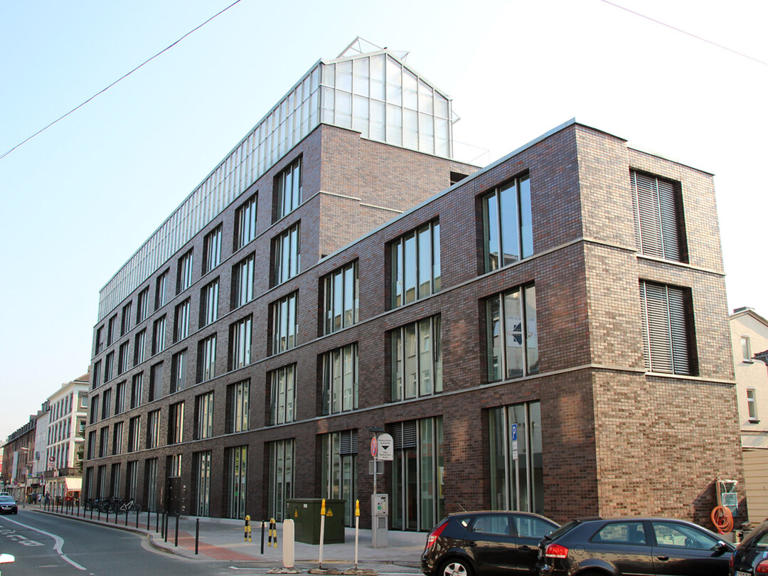 Auenansicht neues Jobcenter Oberhausen mit gebudeintegriertem Dachgewchshaus inkl. Forschungsbereich des Fraunhofer UMSICHT.
