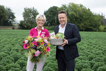 Eva Khler-Theuerkauf, Prsidentin des Landesverbands Gartenbau NRW (li.) und Armin Rehberg, Vorstandsvorsitzender der Landgard eG, setzen sich fr die Gartenbaubranche und deren Erzeugnisse ein. Ihr Appell an Politik und Verbraucher: Bringt mit grnen Produkten nachhaltige Hilfen gegen den Klimawandel in die Stdte. 