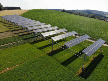 Sogenannte Agri-PV-Anlagen wie hier in Heggelbach am Bodensee knnen laut DBV und Verbnden der Energiewirtschaft den Ausbau der Erneuerbaren Energien vorantreiben.