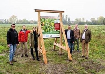 Gemeinsam ber Generationen denken und handeln: Auf Initiative von Deutschlands Marktfhrer fr selbst erzeugtes Obst und Gemse werden bei Pfalzmarkt schafft Artenvielfalt unterschiedliche Manahmen zur Frderung der Artenvielfalt und Biodiversitt in der Vorderpfalz begleitet und dokumentiert. Die wissenschaftliche Leitung und mehrjhrige Begleitung des Projekts leisten das Institut fr Faunistik und Funktionale Artenvielfalt (IFAUN) sowie das Institut fr Naturkunde in Sdwestdeutschland (Natur Sdwest) Im Bild ist das Projektteam bei der Einweihung des ersten Hinweisschilds zu sehen.