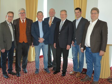 Der neue (alte) Vorstand (von links): Ralf Mergenthaler, Willi Bck, Robert Dreeen, Heiner Wischendorff, Gerhard Kiemle, Stefan Scherzer und Andreas Evers. 