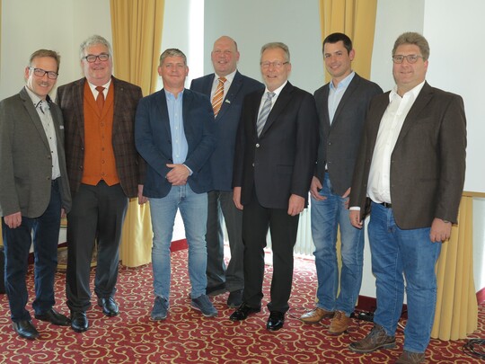 Der neue (alte) Vorstand (von links): Ralf Mergenthaler, Willi Bck, Robert Dreeen, Heiner Wischendorff, Gerhard Kiemle, Stefan Scherzer und Andreas Evers. 