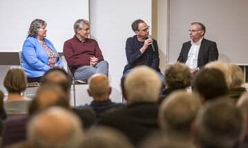 Auf dem Podium (von links): Martina Braun (MdL), Jan Plagge (Bioland), Moderator Sven Prange (Handelsblatt) sowie Norbert Lins (MdEP). 