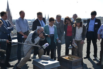 Auftakt Landeskampagne Bienenfreundliches Hessen auf dem Dach der Staatskanzlei 