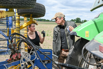 Anerkannte Ausbildungsbetriebe in Niedersachsen (im Bild: Ausbildung im Beruf Landwirt/in) haben ab sofort die Mglichkeit, ihre Betriebsdaten ber ein neues Onlineportal der Landwirtschaftskammer Niedersachsen zu verwalten. 