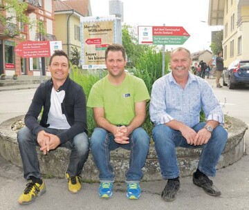 Die Gemseproduzenten
Thomas Hurni, Pascal Gutknecht und
Thomas Wyssa prsentieren die neuen
Hinweisschilder zum Gemsepfad.