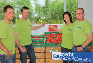 (v.l.n.r.) Pascal Gutknecht, Thomas Etter, Karin Gutknecht und Bruno Gutknecht erffneten im April 2014 ihren Hofladen mit
Ausblick direkt in die Gewchshausanlage, in der Rispen- und Cherry-Tomaten sowie Gurken produziert werden.
