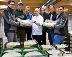 Passend zum frühen Start ins Spargeljahr wird auf der Handelsplattform bei Pfalzmarkt eG – symbolisch und als Dank an die gewichtigen Abnehmer aus der Gastronomie – das „Erste Pfund Pfälzer Spargel“ an Chefkoch Anatol Elert vom Ludwigshafener Turmrestaurant im Ebertpark überreicht (v. l.): Leo Zastrow (Vertriebsspezialist aus dem Spargelbüro), Tim Ballreich (Spargellieferant und Pfalzmarkt-Erzeuger), Reinhard Oerther (Pfalzmarkt-Vorstand), Anatol Elert (Chefkoch vom Turmrestaurant Ludwigshafen im Ebertpark), Hans-Jörg Friedrich und Christian Deyerling (Vorstand und Aufsichtsratsvorsitzender bei Pfalzmarkt eG) sowieHugo Da Mota (Vertriebsspezialist aus dem Spargelbüro).