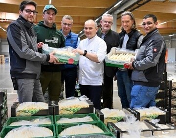 Passend zum frhen Start ins Spargeljahr wird auf der Handelsplattform bei Pfalzmarkt eG  symbolisch und als Dank an die gewichtigen Abnehmer aus der Gastronomie  das Erste Pfund Pflzer Spargel an Chefkoch Anatol Elert vom Ludwigshafener Turmrestaurant im Ebertpark berreicht (v. l.): Leo Zastrow (Vertriebsspezialist aus dem Spargelbro), Tim Ballreich (Spargellieferant und Pfalzmarkt-Erzeuger), Reinhard Oerther (Pfalzmarkt-Vorstand), Anatol Elert (Chefkoch vom Turmrestaurant Ludwigshafen im Ebertpark), Hans-Jrg Friedrich und Christian Deyerling (Vorstand und Aufsichtsratsvorsitzender bei Pfalzmarkt eG) sowieHugo Da Mota (Vertriebsspezialist aus dem Spargelbro).