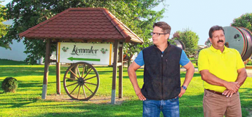 Marco Kemmler (l.) bernahm vor
zwei Jahren den Hof mit den Standbeinen
Industrie-, Frischgemse und
Erdbeeren in Bad Friedrichshall von
seinem Vater Gerhard Kemmler (r.).