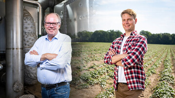 Bioland-Doppelpack beim CeresAward: Rainer Carstens aus Whrden (l.) und Snke Strampe aus Bad Bevensen gehen mit den Siegertrophen in den Kategorien "Energie-Landwirt des Jahres" und "Bio-Landwirt des Jahres" nach Hause.