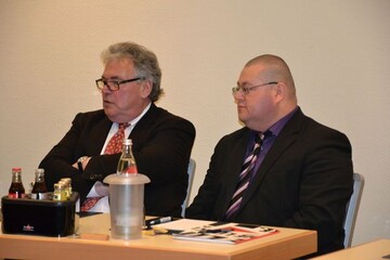 Wilhelm Bck, stellv. Vorsitzender der Bundesfachgruppe Gemsebau, fordert im Gesprch mit dem Ernhrungsausschuss des Deutschen Bundestages Gleichbehandlung des Garten-baus in Energiefragen (hier im Bild mit MdB Alexander Smair, Die Linke, v.l.). 
