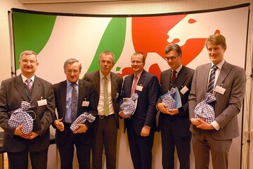 (von links) Lszl
Vajda, Stndige Vertretung der Republik Ungarn (derzeitige Ratsprsidentschaft), Albert
Dess, MdEP, Berichterstatter des Parlaments zur GAP-Reform, Johannes Remmel, Landwirtschaftsminister
NRW, Pekka Pesonen, Generalsekretr von COPA-COGECA, Georg
Husler, Kabinettschef des Landwirtschaftskommissars, sowie Pieter de Pous, Europisches 
Umweltbro.